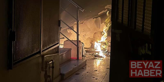 Apartman girişindeki yangını söndüren polis, mahsur kalan kadını kurtardı