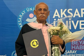 71 yaşında, ikinci üniversiteyi sevinç gözyaşlarıyla bitirdi