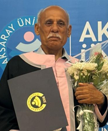 71 yaşında, ikinci üniversiteyi sevinç gözyaşlarıyla bitirdi