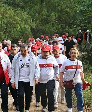 Bakan Tekin Sakarya’da öğretmenlerle ormanda yürüyüşe katıldı