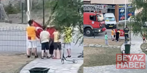Düşen Türk bayrağına çocuklar sahip çıktı