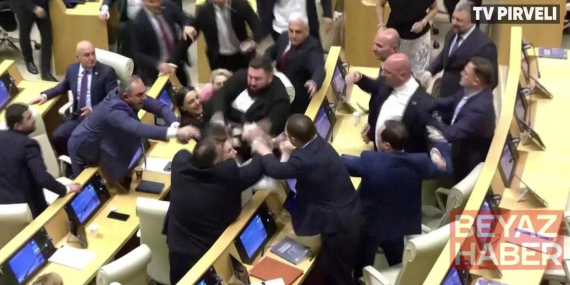 Gürcistan parlamentosu karıştı! İktidar ve muhalefetin vekilleri birbirine girdi