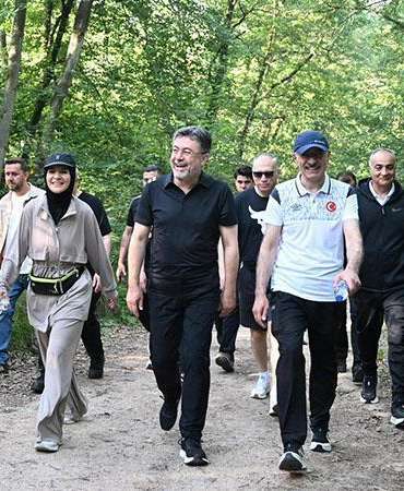 Kampa katılan bakanlar ormanda sabah yürüyüşü yaptı