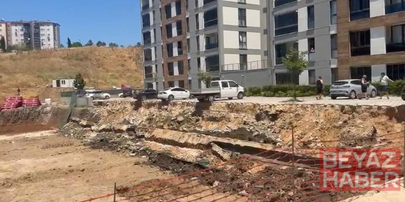 İnşaatın bitişiğindeki sitenin istinat duvarının çökme anı kamerada