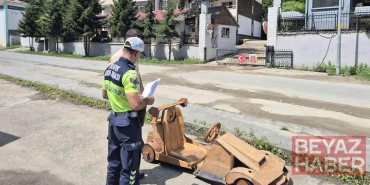 Ahşap arabasıyla kara yolunda hız denemesi yaptı