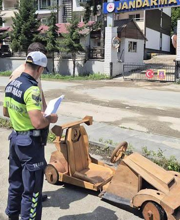 Ahşap arabasıyla kara yolunda hız denemesi yaptı