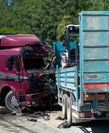Manisa’da iki kamyonun çarpıştığı kazada sürücüler öldü, 1 yaralı