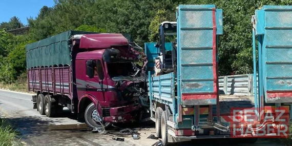 Manisa’da iki kamyonun çarpıştığı kazada sürücüler öldü, 1 yaralı