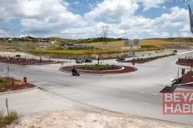 Hafif ticari araçla otomobilin çarpıştığı kaza kamerada; 1 ölü, 4 yaralı
