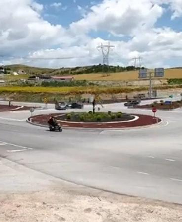 Hafif ticari araçla otomobilin çarpıştığı kaza kamerada; 1 ölü, 4 yaralı