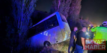 Servis minibüsü ile otomobilin çarpıştığı kaza kamerada: 8 yaralı
