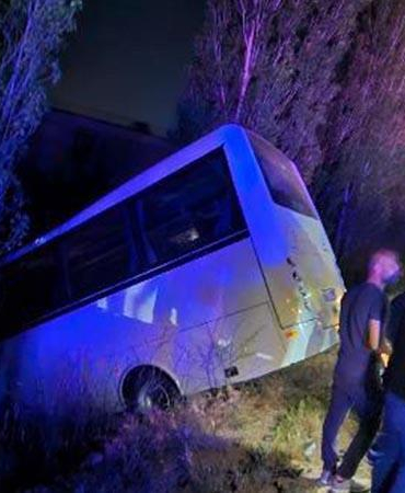 Servis minibüsü ile otomobilin çarpıştığı kaza kamerada: 8 yaralı
