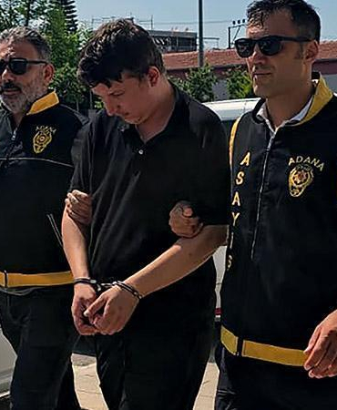 Başkasının kimliğini gösteren firari hükümlü, koluna yazdırdığı adı fark edilince yakalandı