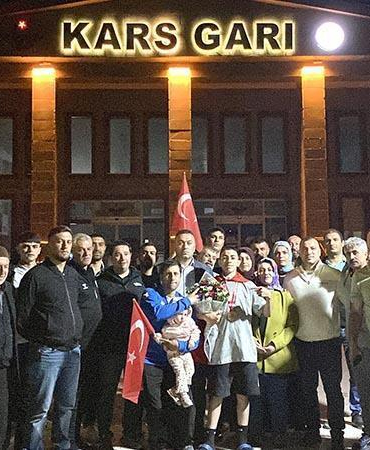Trenle gelen şampiyona coşkulu karşılama