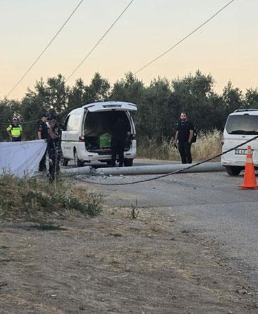 Kaza yapan sürücüye yardıma giderken elektrik akımına kapılıp, öldü