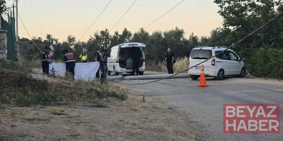 Kaza yapan sürücüye yardıma giderken elektrik akımına kapılıp, öldü
