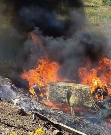 Takla atan araç alev alıp küle döndü