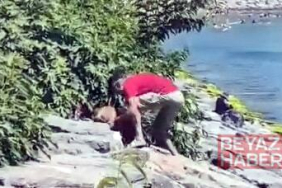 Çocukların çaresiz bakışları arasında köpeğe işkence