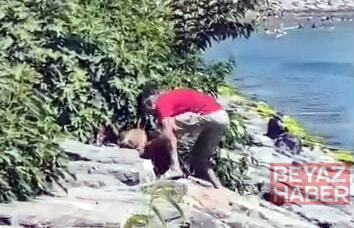 Çocukların çaresiz bakışları arasında köpeğe işkence