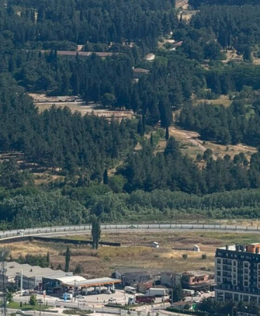 Balıkesir’de arazi yangınına müdahale sürüyor