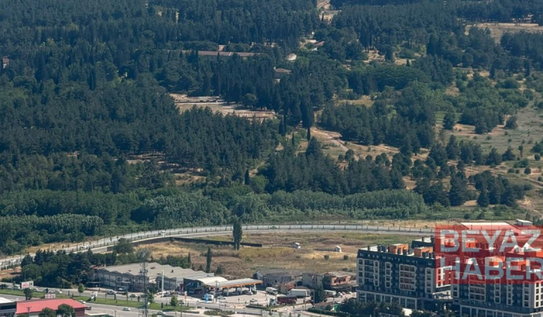 Balıkesir’de arazi yangınına müdahale sürüyor