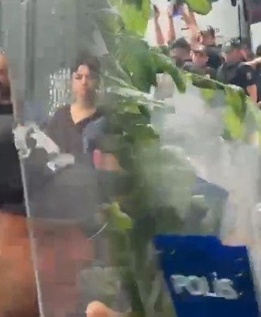 Bakanlık önündeki eylemde öğretmenlere gözaltı, basına kalkan engeli