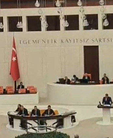TBMM’de ‘mutlak butlan’ tartışması! Sıralara vurarak protesto ettiler