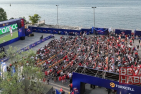 İstanbul'da vatandaşlar A Milli Futbol Takımı'na destek için meydanlara akın etti
