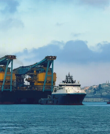 Dev vinç gemisi "Saipem 7000" İstanbul Boğazı'na giriş yaptı
