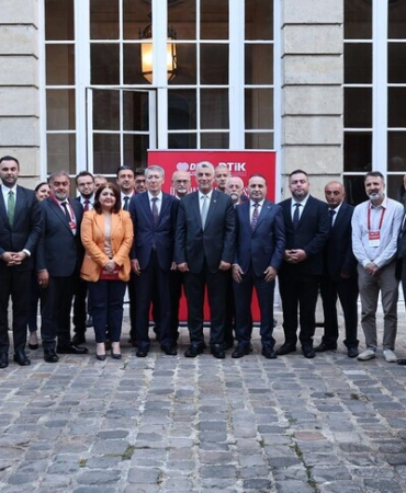 Ticaret Bakanı Bolat, Paris'te Türk iş insanlarıyla görüştü