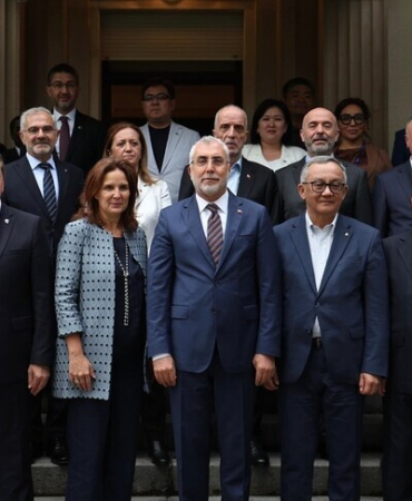 Bakan Işıkhan, işçi, işveren ve memur temsilcileriyle Cenevre'de bir araya geldi