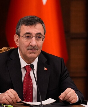 Cumhurbaşkanı Yardımcısı Yılmaz'dan karne alan öğrencilere "kitap okuma ve spor" tavsiyesi