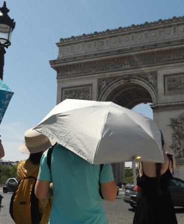 Sıcakların etkili olduğu Paris çevresinde son 24 saatte yaklaşık 3 bin kişi hastanelere başvurdu