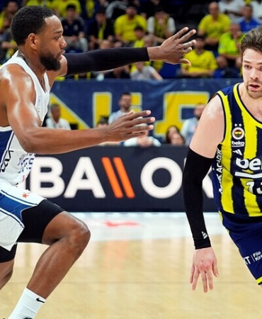 Türkiye Sigorta Basketbol Süper Ligi play-off yarı finalinde Fenerbahçe Beko seride 1-0 öne geçti