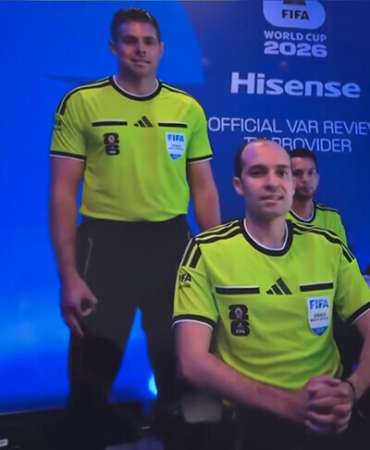 FIFA, VAR odasında "üstünlük işareti" yapmakla suçlanan hakeme sahip çıktı