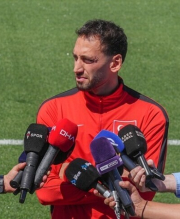Hakan Çalhanoğlu: Bahane bulmadan kendi oyunumuzu oynayıp inşallah maçı kazanacağız