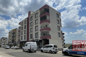 Şanlıurfa'nın Siverek ilçesinde bir kişi silahla eşi ve kızını ağır yaraladı.