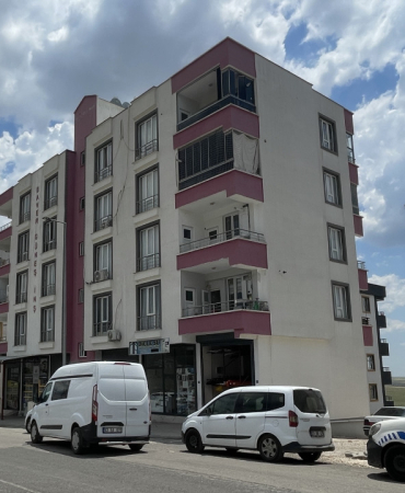 Şanlıurfa'nın Siverek ilçesinde bir kişi silahla eşi ve kızını ağır yaraladı.