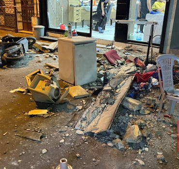 Fatih'te korkutan olay! 4 katlı binanın çatısı çöktü