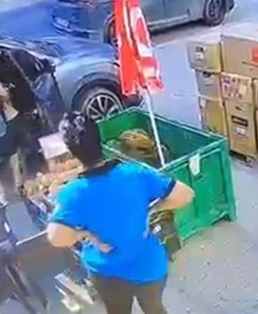 Erkek arkadaşı tarafından sokak ortasında darbedildi; olay kamerada