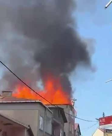 Pendik’te 5 katlı binanın çatısında yangın