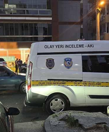 Tekerlekli sandalyeye bağımlı eşi balkondan yardım istedi; boğazında kesiyle banyoda ölü bulundu