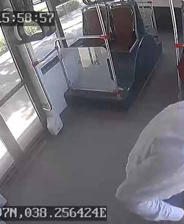 Otobüste unutulan içinde ziynet eşyası olan çantayı şoför sahibine ulaştırdı