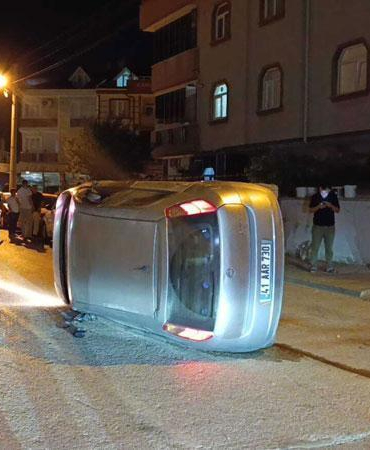 Park halindeki araca çarpıp devrilen otomobilin sürücüsü kaza yerinden kaçtı