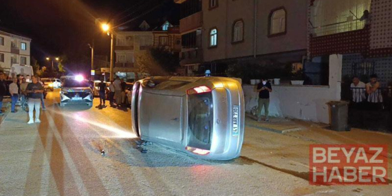Park halindeki araca çarpıp devrilen otomobilin sürücüsü kaza yerinden kaçtı