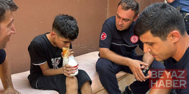 Alevlerden sonra gelen şefkat; itfaiye erleri 13 yaşındaki çocuğu yalnız bırakmadı