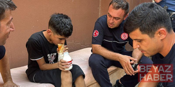 Alevlerden sonra gelen şefkat; itfaiye erleri 13 yaşındaki çocuğu yalnız bırakmadı