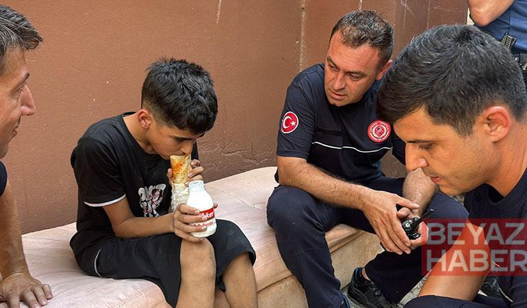 Alevlerden sonra gelen şefkat; itfaiye erleri 13 yaşındaki çocuğu yalnız bırakmadı