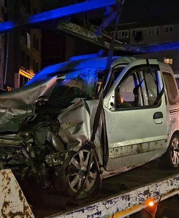 Küçükçekmece’de sürücüsünün makas attığı hafif ticari araç, 2 otomobile çarptı: 2 yaralı