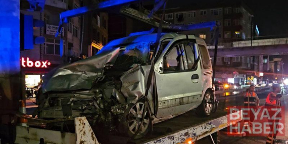 Küçükçekmece’de sürücüsünün makas attığı hafif ticari araç, 2 otomobile çarptı: 2 yaralı